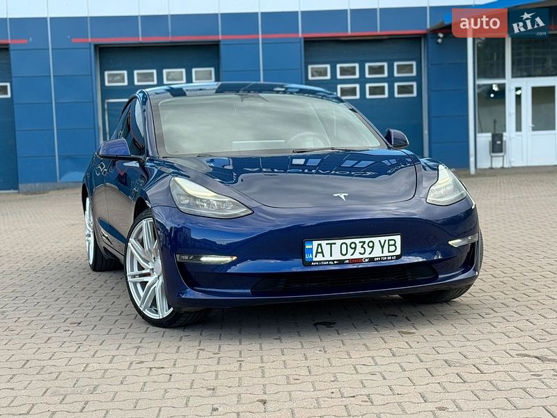 Седан Tesla Model 3 2023 в Ивано-Франковске
