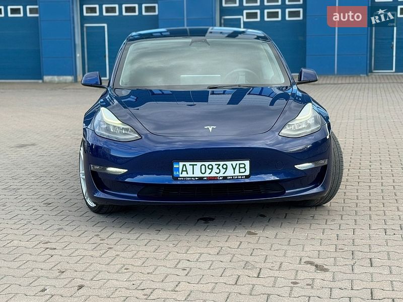 Седан Tesla Model 3 2023 в Ивано-Франковске