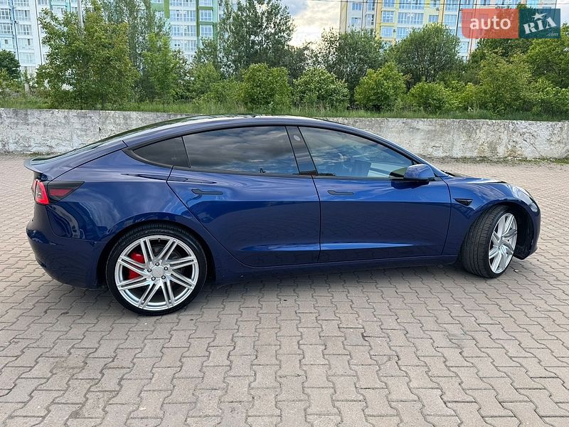 Седан Tesla Model 3 2023 в Ивано-Франковске