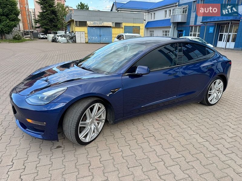 Седан Tesla Model 3 2023 в Ивано-Франковске
