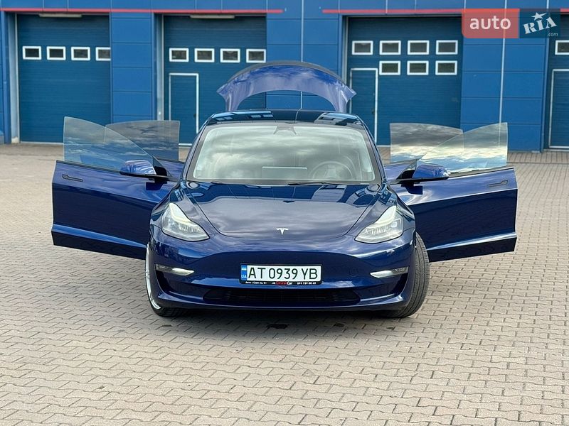 Седан Tesla Model 3 2023 в Ивано-Франковске