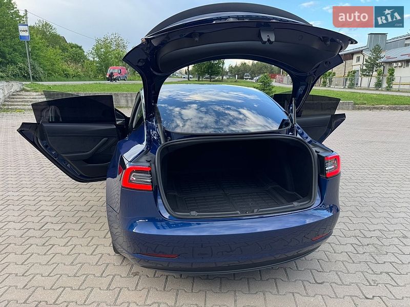 Седан Tesla Model 3 2023 в Ивано-Франковске