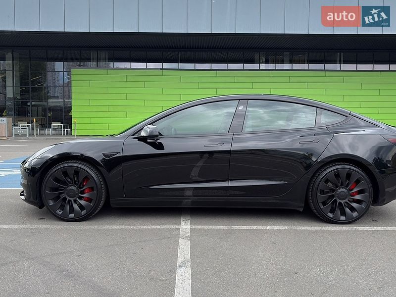 Седан Tesla Model 3 2022 в Киеве