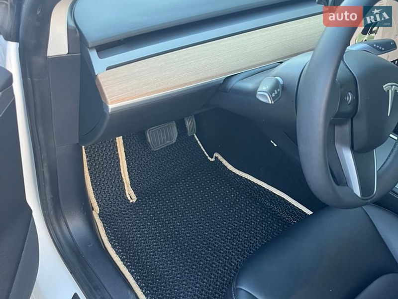 Седан Tesla Model 3 2021 в Рівному