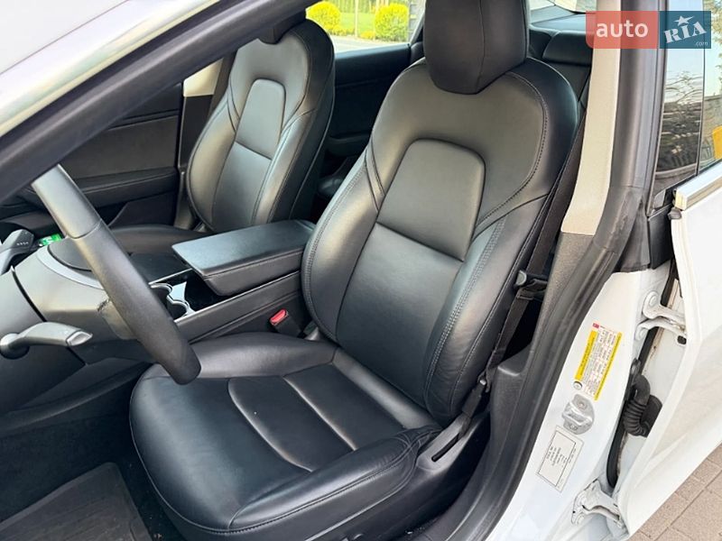 Седан Tesla Model 3 2019 в Ровно