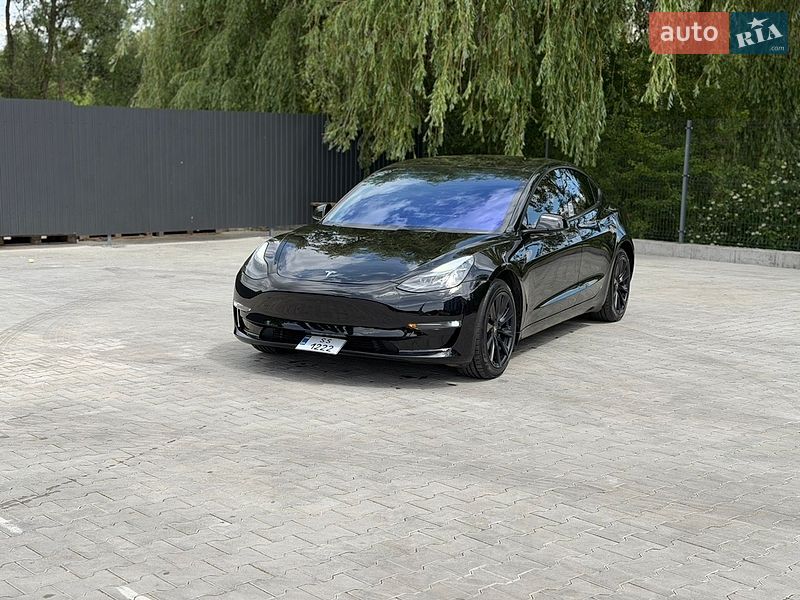 Седан Tesla Model 3 2023 в Ровно