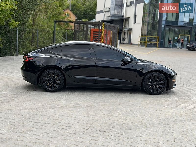Седан Tesla Model 3 2023 в Ровно