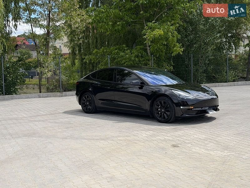 Седан Tesla Model 3 2023 в Ровно