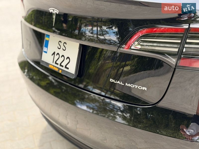 Седан Tesla Model 3 2023 в Ровно