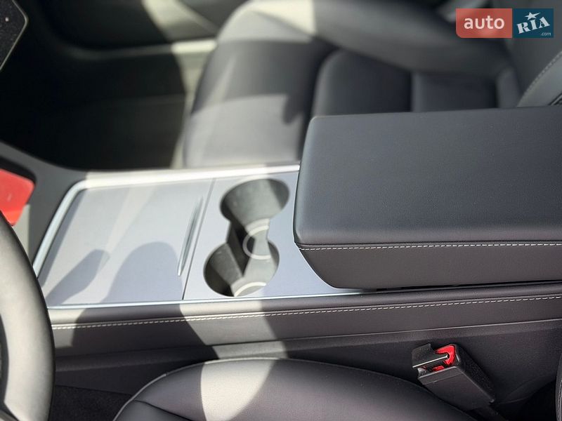 Седан Tesla Model 3 2023 в Ровно