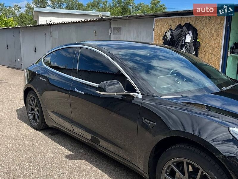 Седан Tesla Model 3 2020 в Коростене