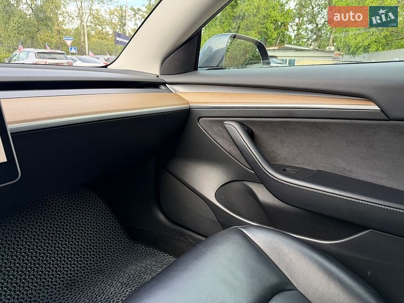 Седан Tesla Model 3 2021 в Киеве