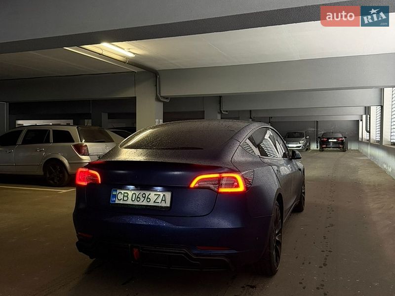 Седан Tesla Model 3 2022 в Чернигове