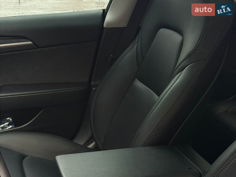 Седан Tesla Model 3 2022 в Чернигове