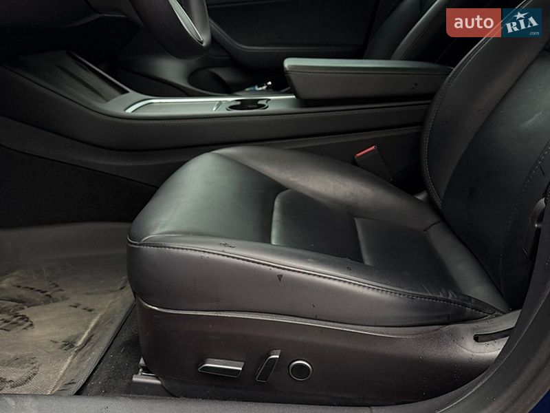 Седан Tesla Model 3 2022 в Чернигове