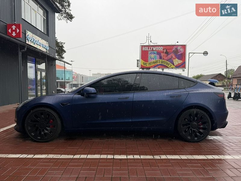 Седан Tesla Model 3 2022 в Чернигове