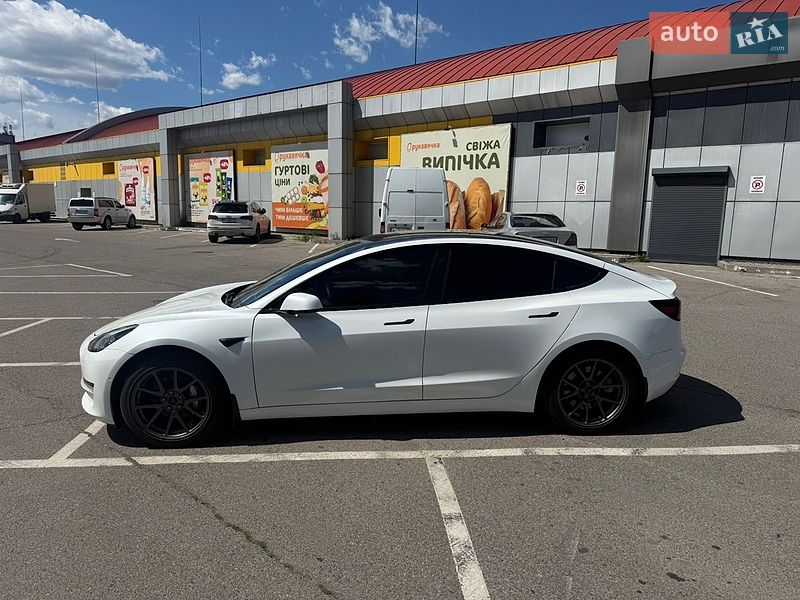 Седан Tesla Model 3 2021 в Львові