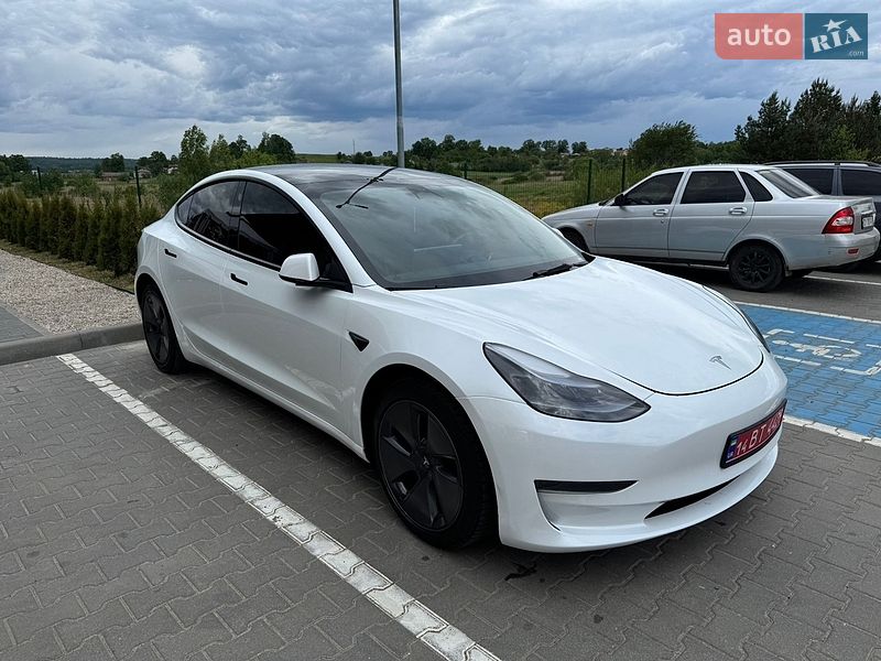 Седан Tesla Model 3 2023 в Долині