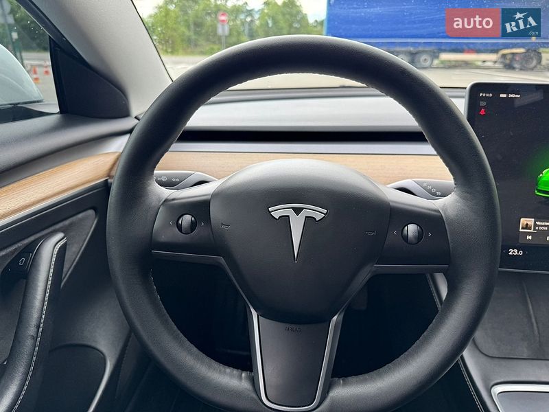 Седан Tesla Model 3 2023 в Долині