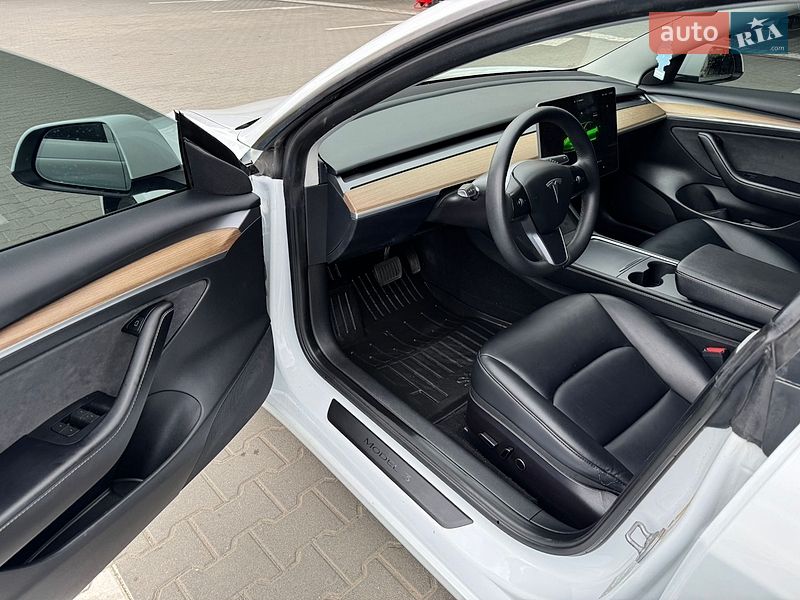 Седан Tesla Model 3 2023 в Долині