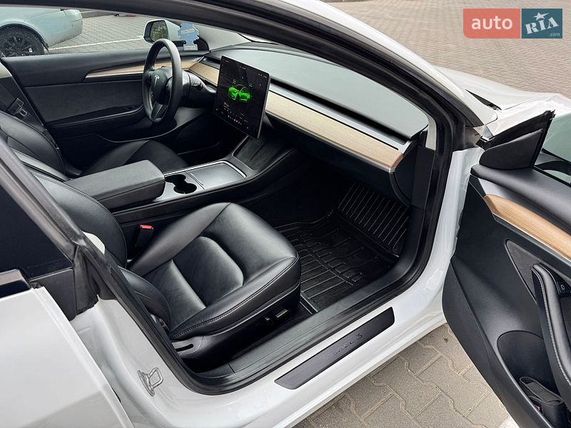 Седан Tesla Model 3 2023 в Долині