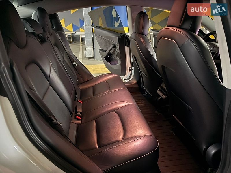 Седан Tesla Model 3 2018 в Києві