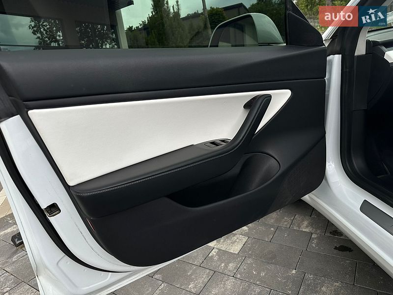Седан Tesla Model 3 2019 в Ужгороде