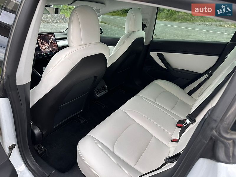 Седан Tesla Model 3 2019 в Ужгороде