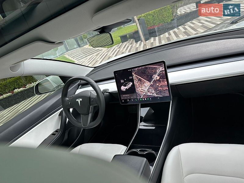Седан Tesla Model 3 2019 в Ужгороде
