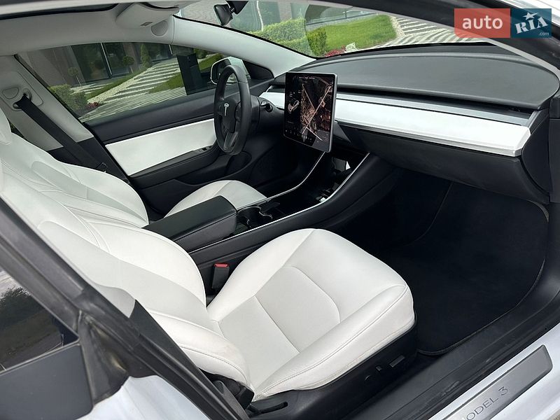 Седан Tesla Model 3 2019 в Ужгороде