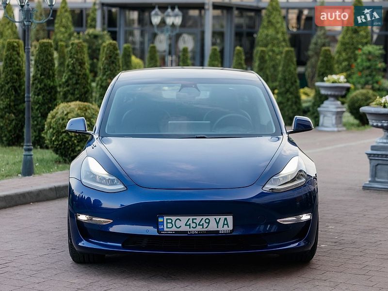 Седан Tesla Model 3 2021 в Стрию
