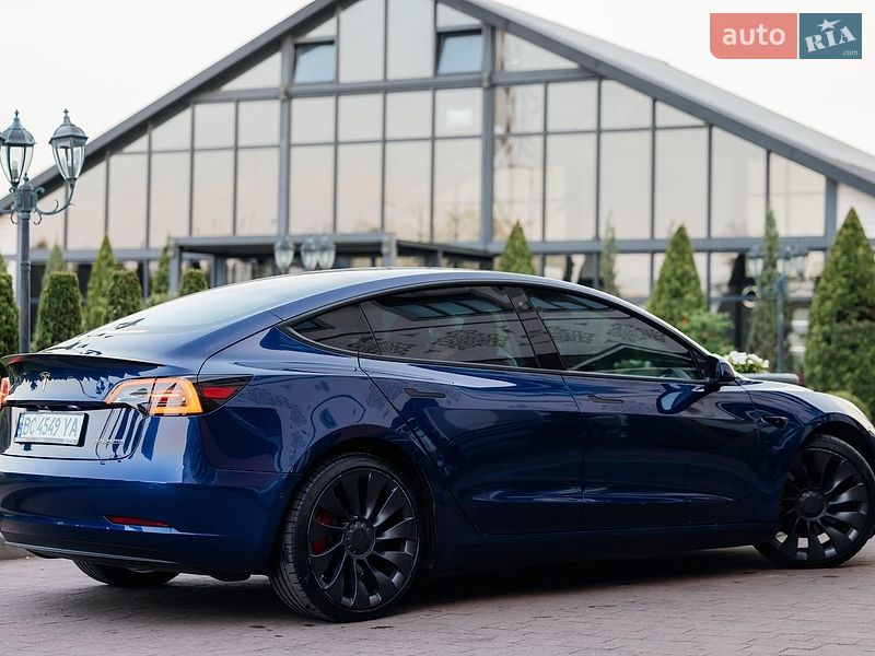 Седан Tesla Model 3 2021 в Стрию