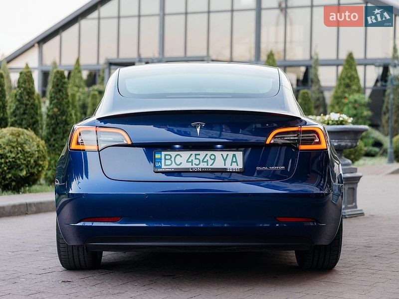 Седан Tesla Model 3 2021 в Стрию