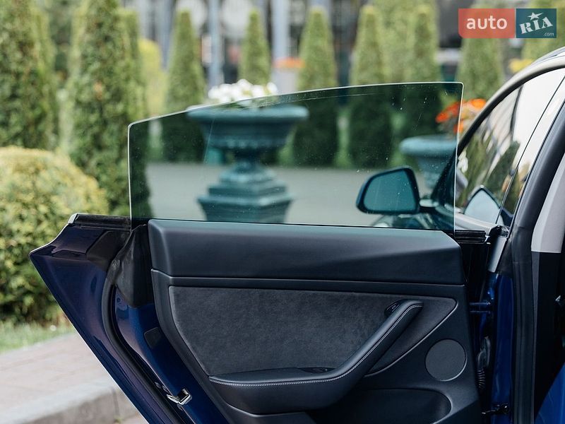 Седан Tesla Model 3 2021 в Стрию