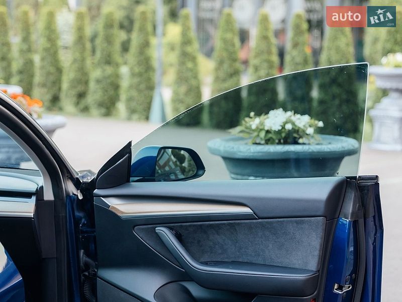 Седан Tesla Model 3 2021 в Стрию