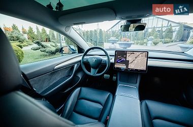 Седан Tesla Model 3 2021 в Стрию