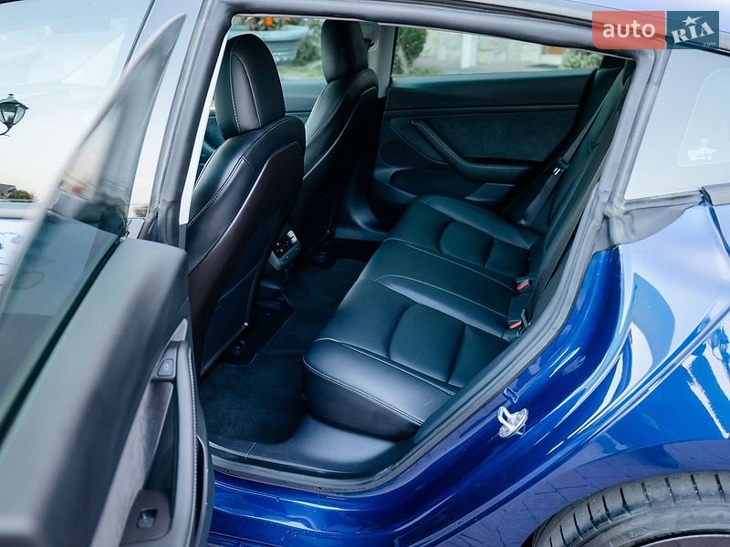 Седан Tesla Model 3 2021 в Стрию