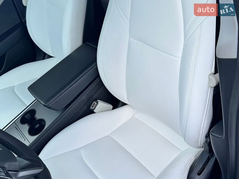 Седан Tesla Model 3 2022 в Виннице