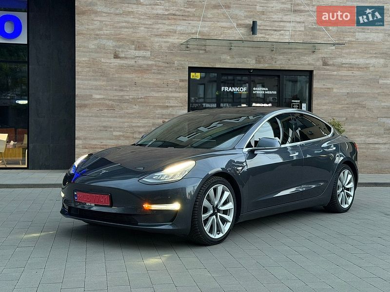 Седан Tesla Model 3 2019 в Ужгороде
