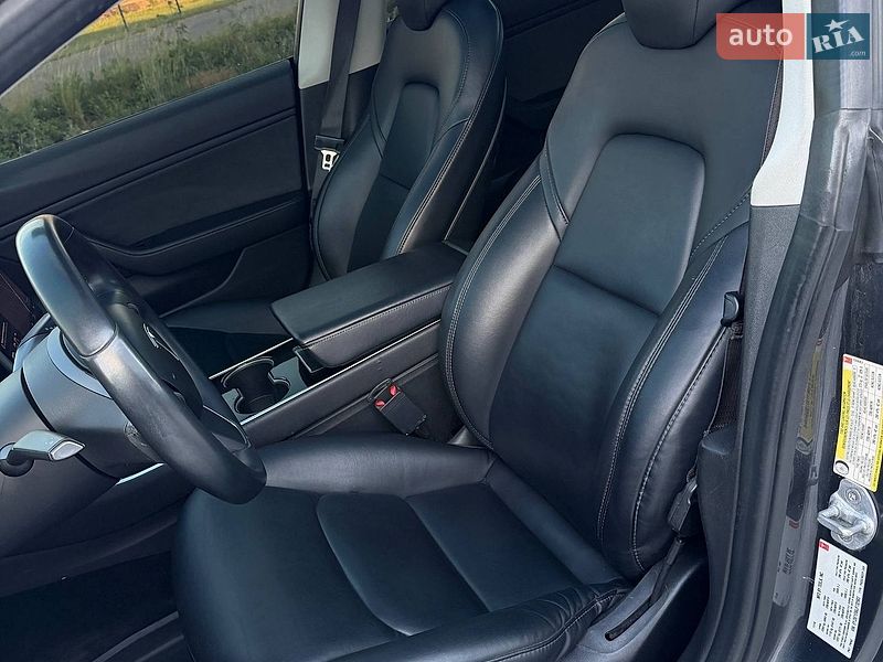Седан Tesla Model 3 2019 в Ужгороде
