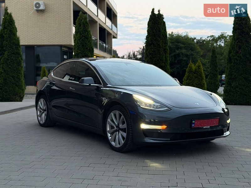 Седан Tesla Model 3 2019 в Ужгороде