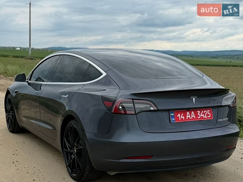 Седан Tesla Model 3 2019 в Черновцах