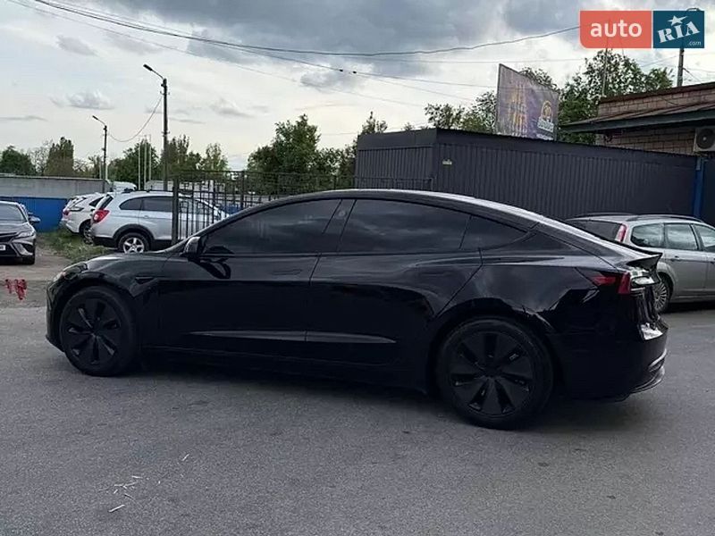 Седан Tesla Model 3 2024 в Чернигове