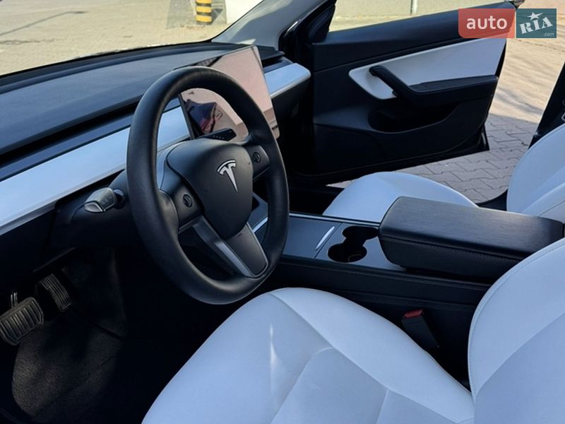 Седан Tesla Model 3 2021 в Львове