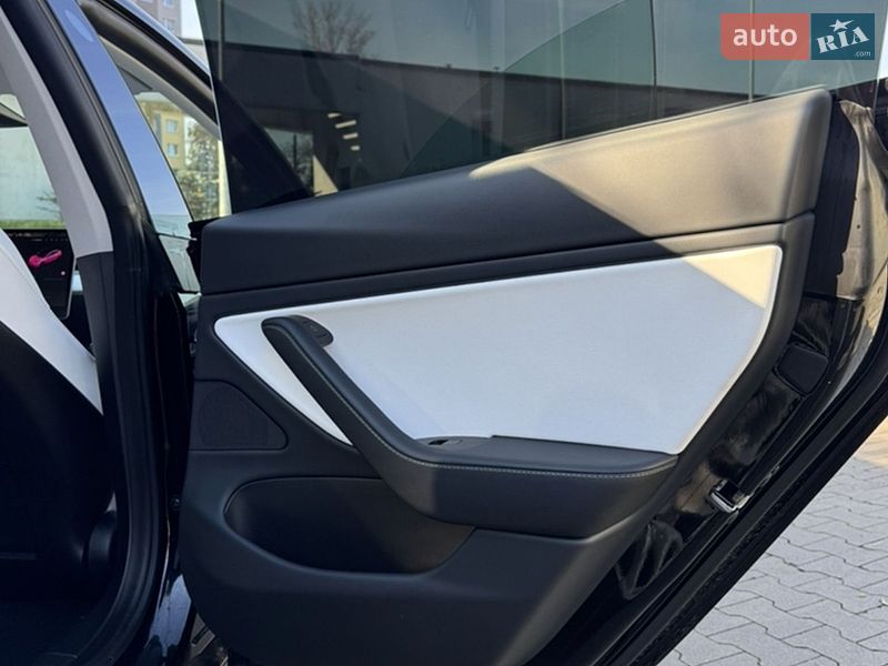 Седан Tesla Model 3 2021 в Львове