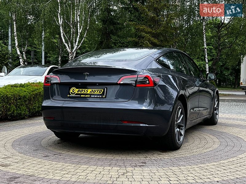 Седан Tesla Model 3 2023 в Львове