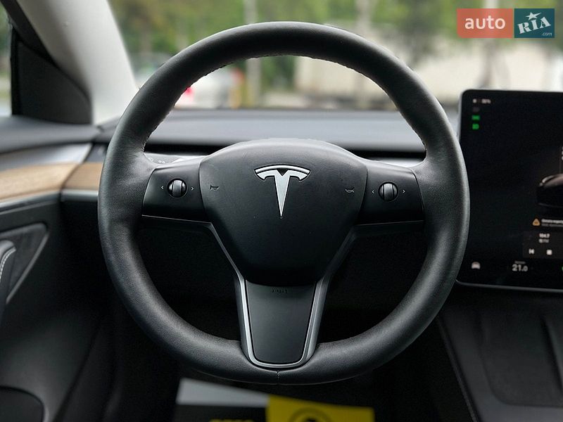 Седан Tesla Model 3 2023 в Львове