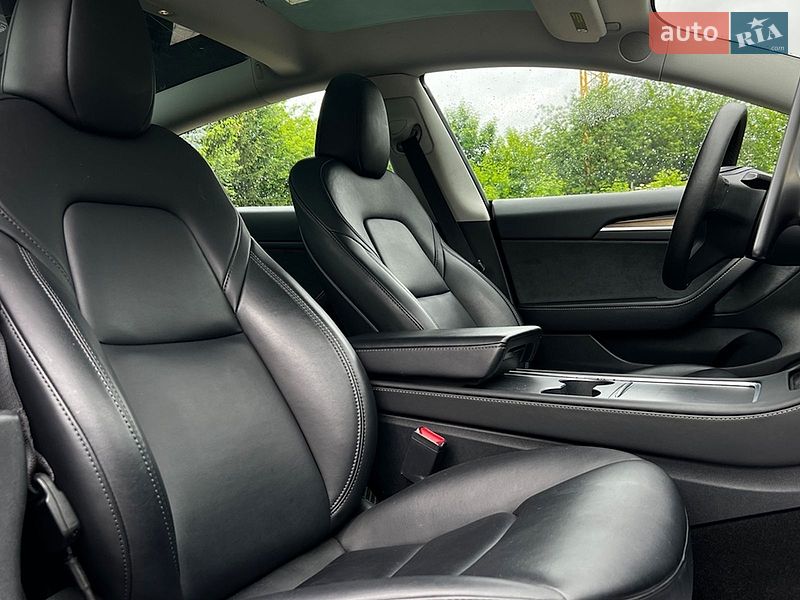 Седан Tesla Model 3 2023 в Львове