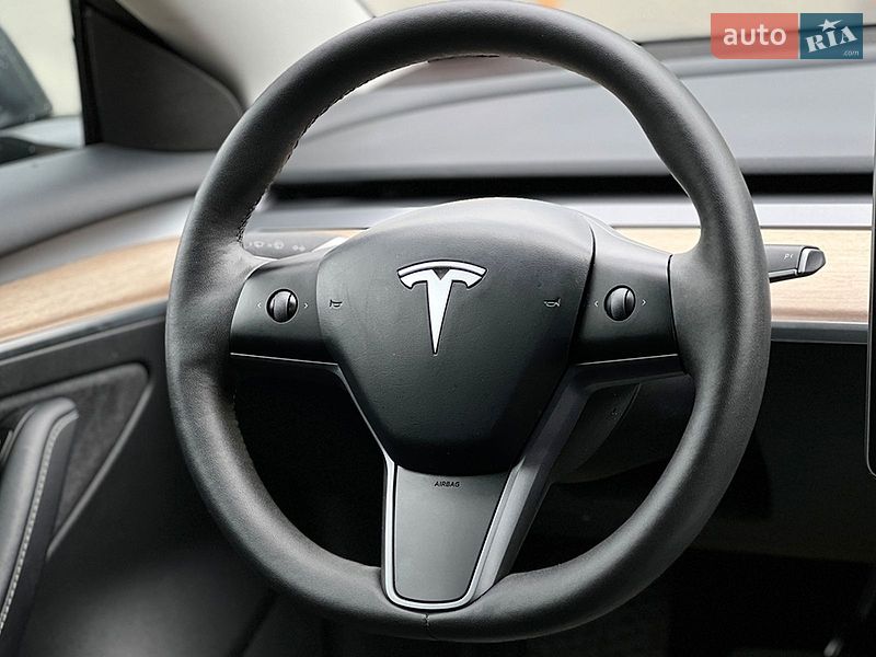 Седан Tesla Model 3 2023 в Львове