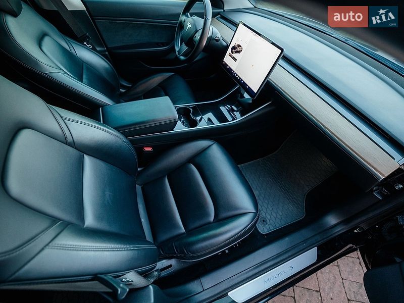 Седан Tesla Model 3 2018 в Стрию